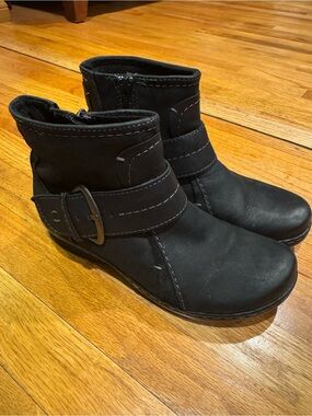 Clarks Booties Women’s Size 6.5